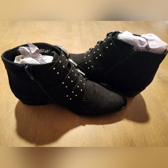 Truffle Collection Rose Embroidered Buckle Western Boot - Picture 6 of 11